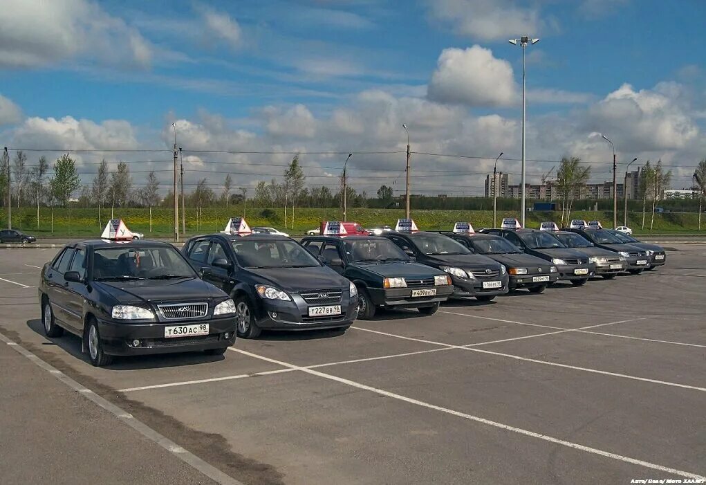 На какой машине сдают экзамен. Учебный автомобиль. Автошкола автомобиль. Учебные машины в автошколах. Автошкола учебный автомобиль.