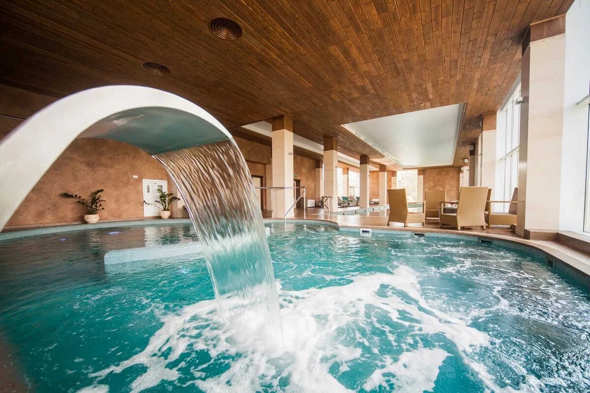 Грант отель спа полянв. Отель довиль бассейн сауна. Спа отель. Отели со включенным спа. Мистраль отель истра бассейн.