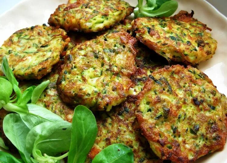 Постные оладьи из кабачков. Кабачковые оладьи пышные. кабачковые оладьи постные. пп оладьи из кабачков.
