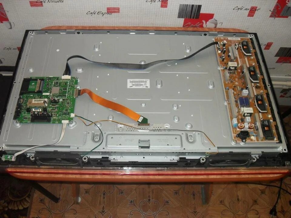 Можно ли отремонтировать жк телевизор. Матрица телевизора samsung. самсунг le40b530p7w матрица. шлейф матрицы жк телевизора. матрица жк телевизора.