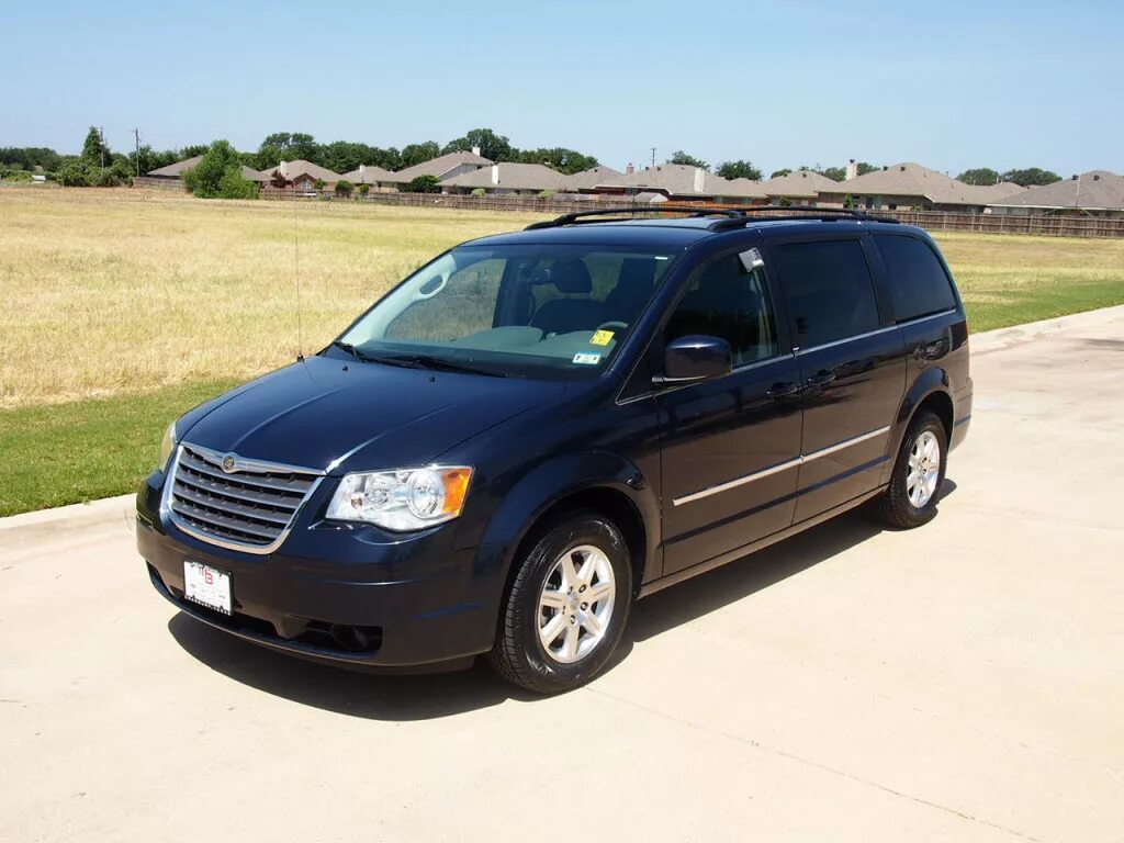 Крайслер дизель купить. Крайслер Таун 2009. Крайслер Таун Кантри. Chrysler Town & Country. Chrysler Town Country 2003.