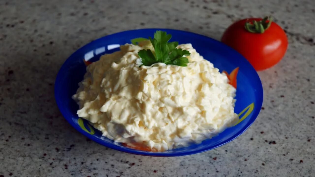 Салат с плавленным сыром и чесноком. Салат из плавленного сыра с чесноком. Салат из плавленного сыра Дружба. Салат с плавленным сырком Дружба.