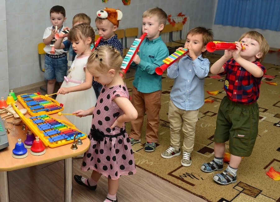 Играй группу. Музыкальная деятельность в детском саду. Музыкальный кружок для детей. Музыкальные занятия лето. Музыкальная деятельность детей.