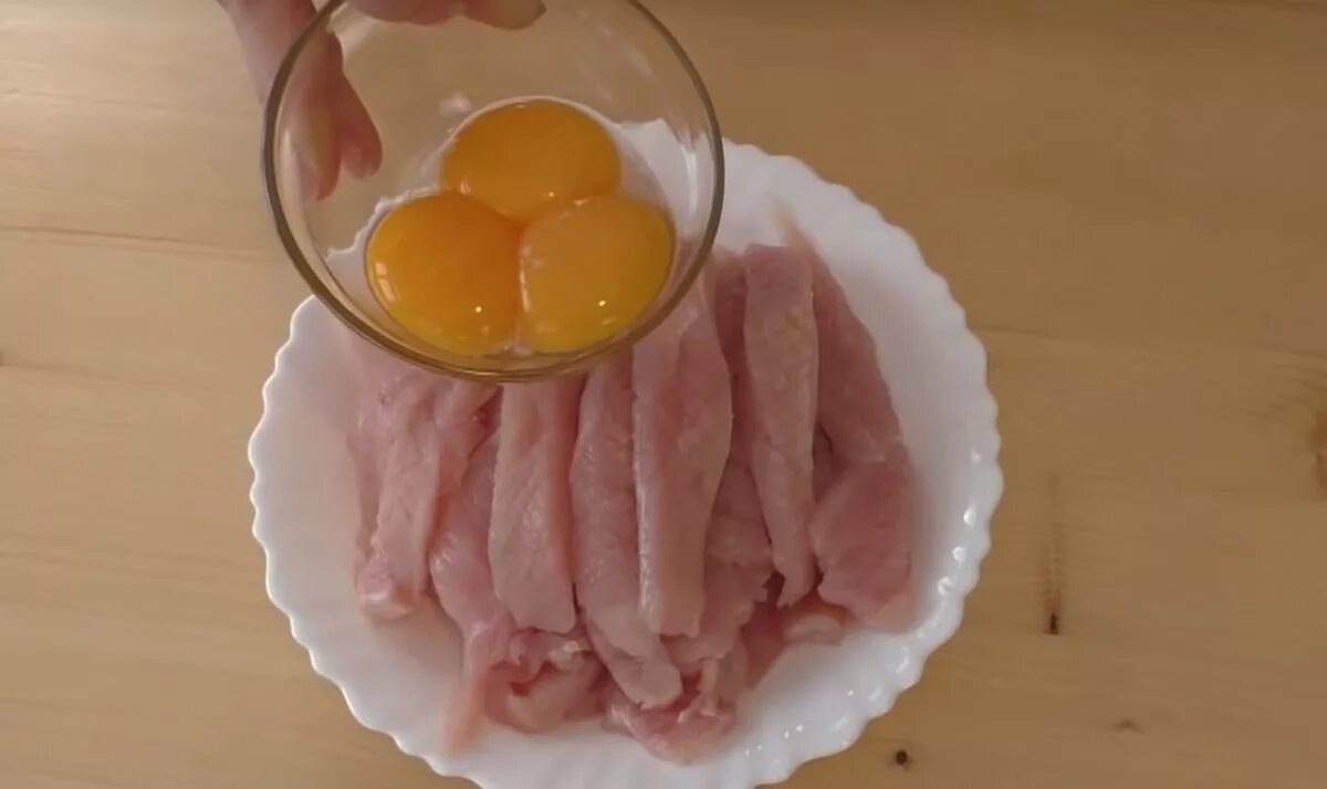 Куриная грудка с яйцом на сковороде. Отбивные в кляре. Куриная грудка в яйце. Куриная грудка в сухарях. Куриная грудка с лимоном соусе.