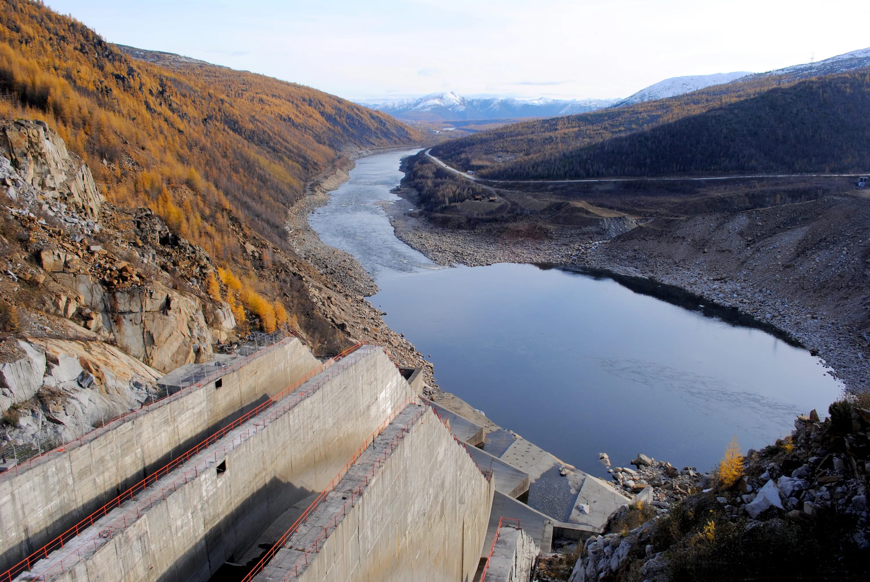 Магаданская плотина. Синегорье Колымская ГЭС. Колымская ГЭС водосброс. Колымская ГЭС Магаданская область. ГЭС на реке Колыма.