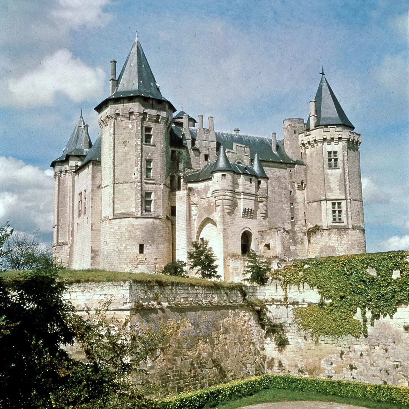 Замки б у купить. Романский стиль замок Сомюр. Замок Анжу. Замок баварских герцогов. Анжуйский самец замок.