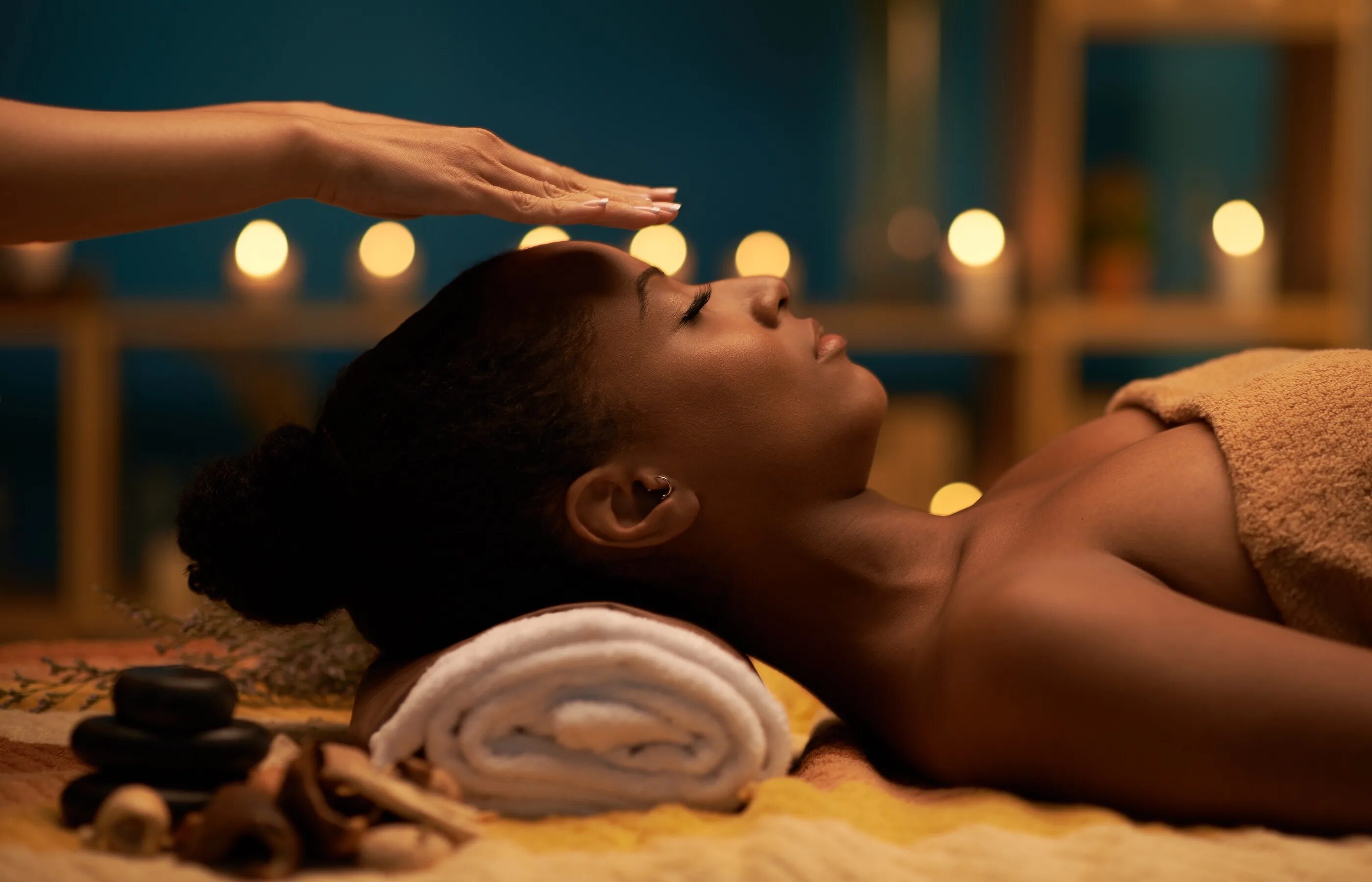 Спа массаж. Массаж черный. Девушка в спа. Релакс массаж. Naomi thai spa