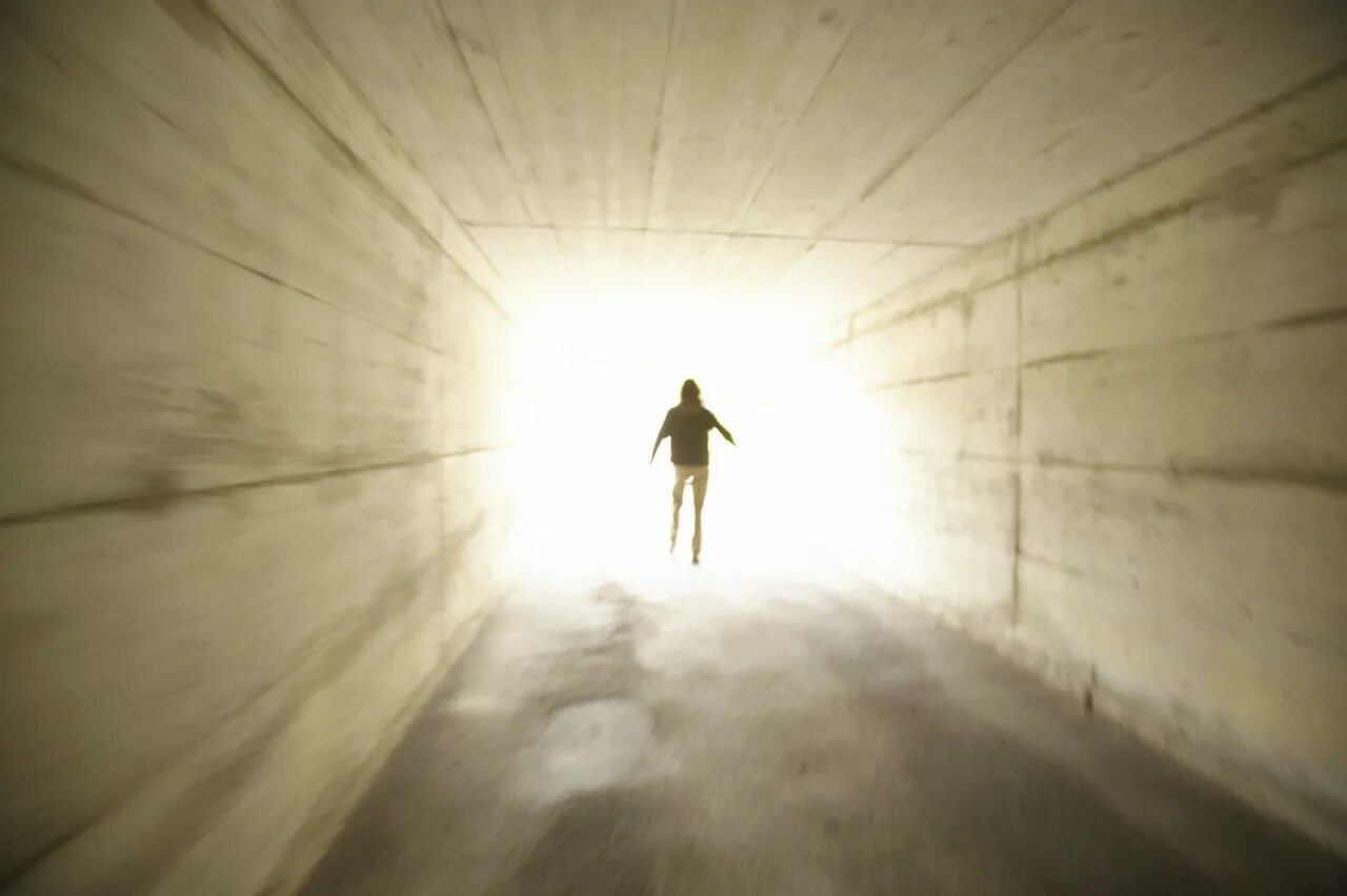 Склад души человека. Свет после смерти. Свет в конце тоннеля. Человек идет на свет. Свет в конце туннеля после смерти.