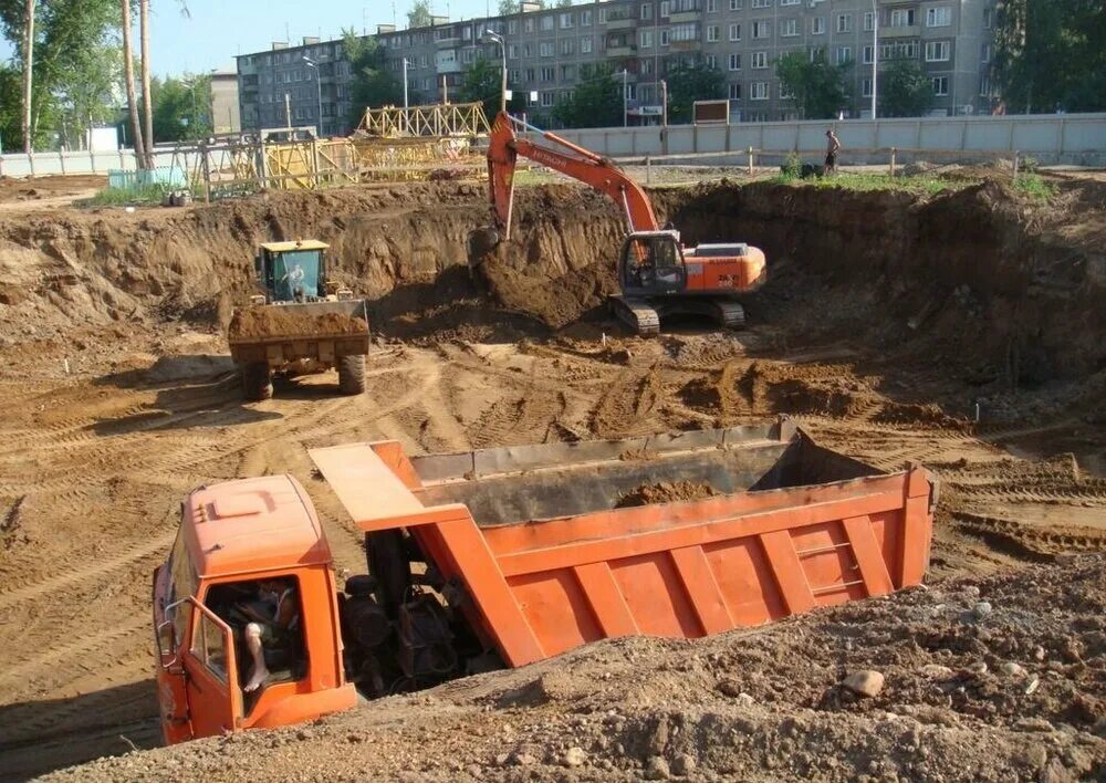 Разработка котлована одноковшовым экскаватором. Разработка котлована экскаватором. Разработка котлована. Рытье котлована. Разработка котлована.