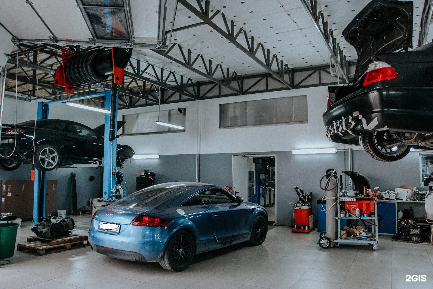 Подъемник в гараж. Новороссийск сто "автосервис". Цемдолина промышленная 8. Волгоградская новороссийск автомастерская. Автосервис новороссийск.