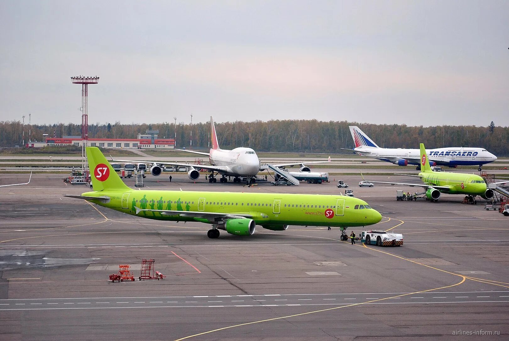 S7 airlines москва. Самолёт s7 Airlines Airbus a321. Airbus a320 s7 Домодедово. С7 а321 Нео. А321 s7 Airlines Домодедово.