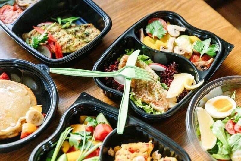 Обеды в офис. Бизнес ланч блюда. Горячие обеды в офис. Фон здоровая пища. Одноразовая посуда для обедов.