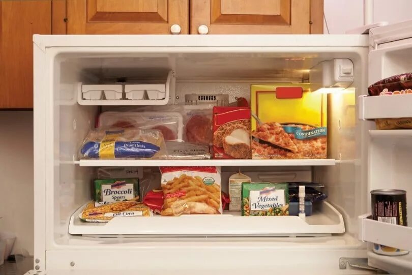 Freezer холодильник что это. Морозилка. Холодильник морозильник. Заморозка продукты питания. Самая холодная полка в морозильной камере.