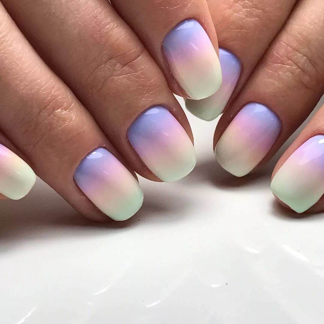 Мужской френч маникюр. Маникюр амор. Градиент френч на ногтях. Французский маникюр омбре овал. Градиент френч на ногтях.