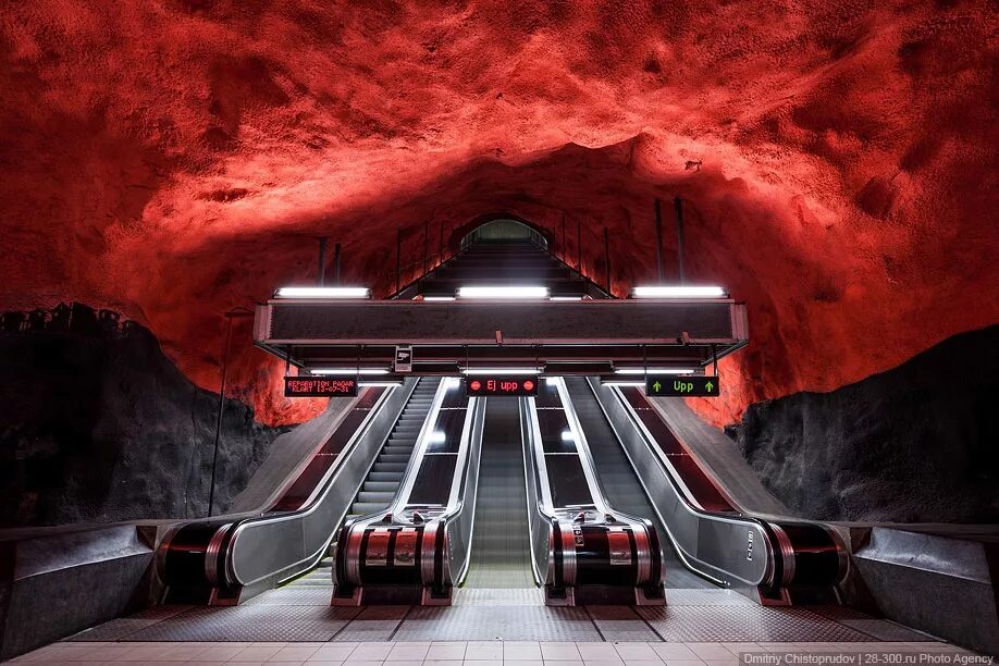 Включи красивую станцию. Станция метро Родхусет, Стокгольм, Швеция. Станция t-Centralen в Стокгольме. Станция метро Стокгольма в скальной породе. Метро Стокгольма самые красивые станции.