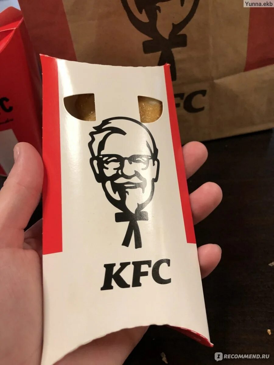 Пирожок kfc. Kfc пирожок. малина кфс. пирожок кфс картонная упаковка. пирожок с малиной кфс.