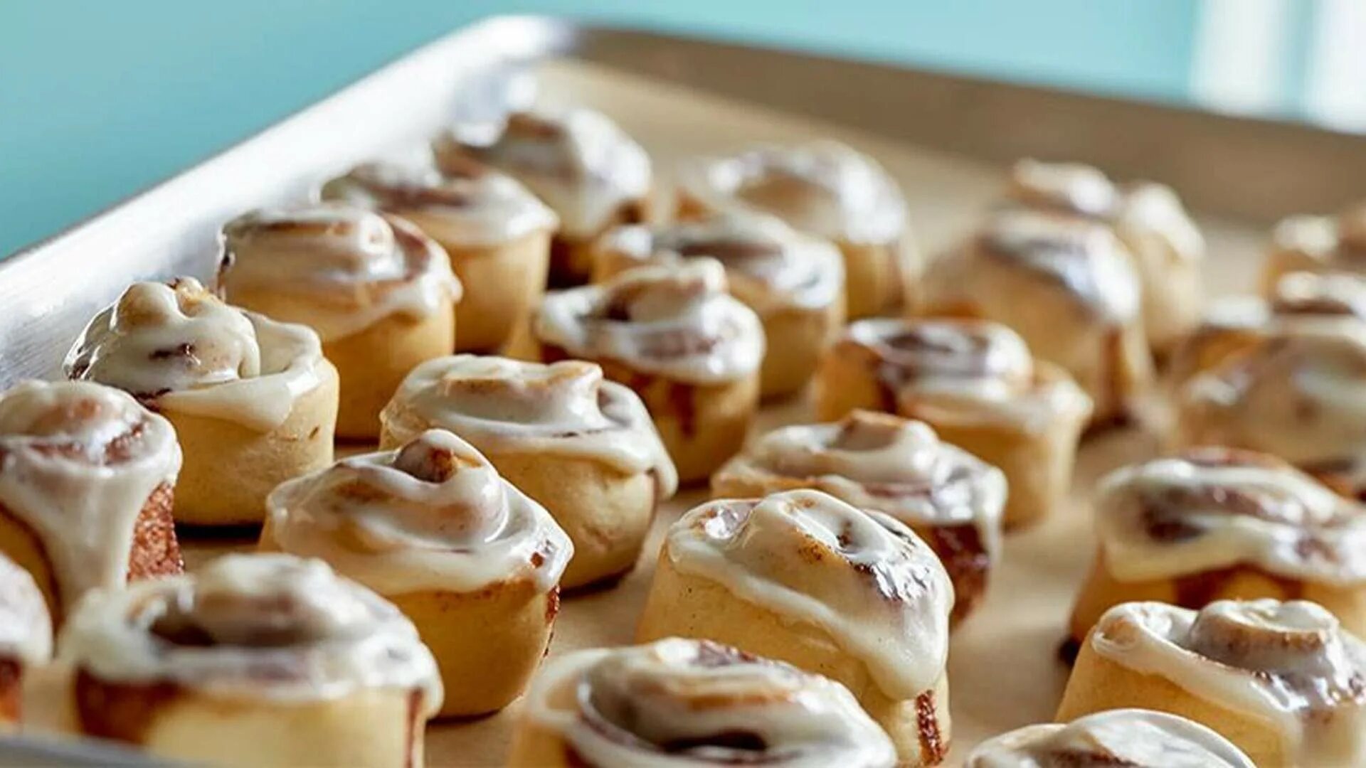 Cinnabon памела. Булочки с корицей синабон. Синабон с корицей. Синнабон пекарский. Синабоны со сгущенкой.