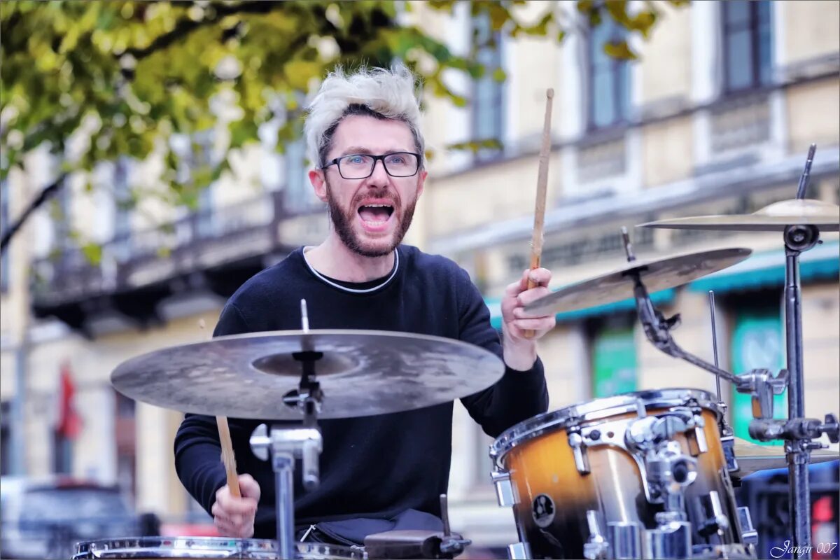 Def leppard барабанщик. какой барабанщик. кирк аррингтон барабанщик. Lars ulrich 2023. рик аллен барабанщик.