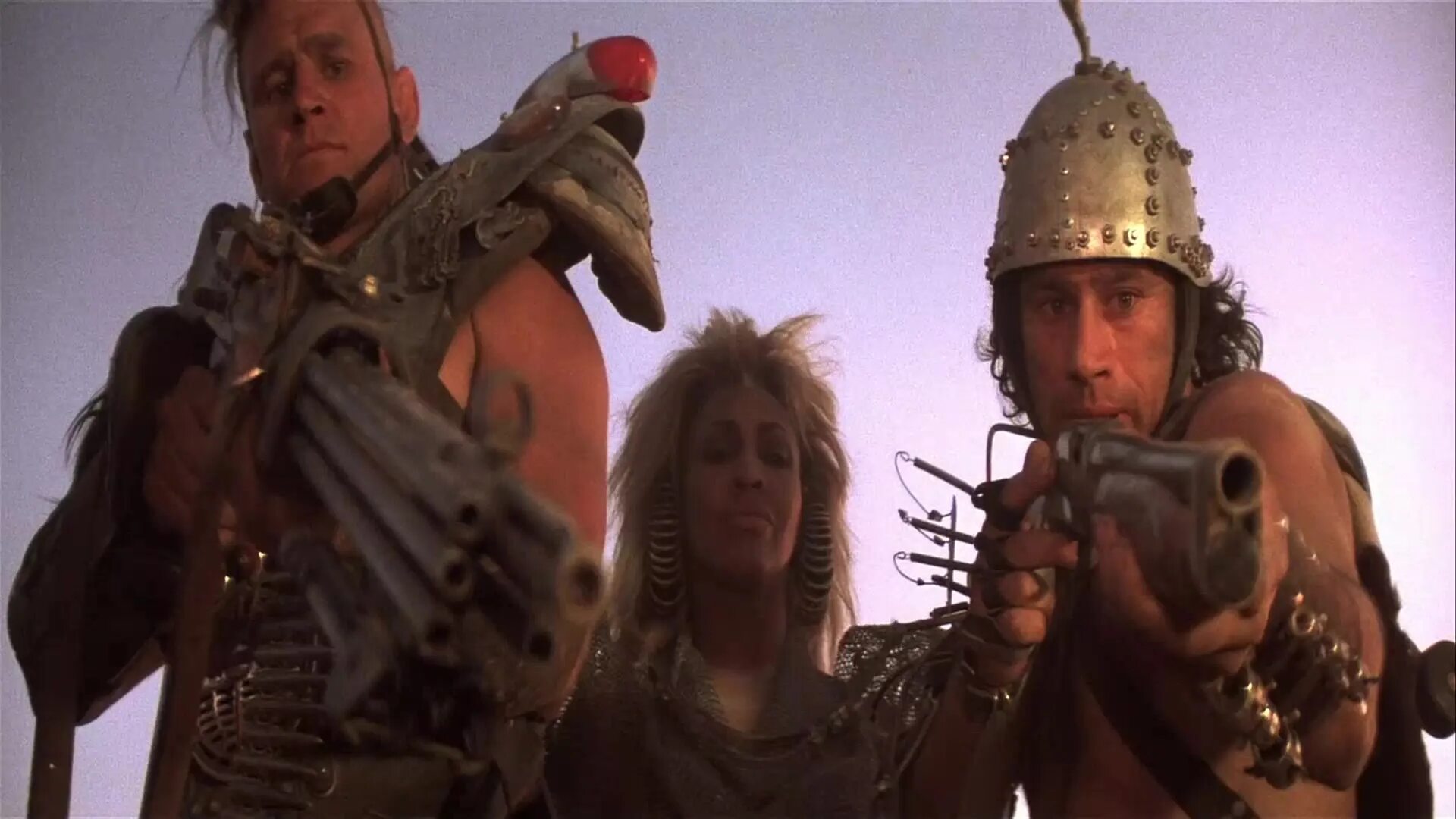 мел гибсон безумный макас. безумный макс 3 под куполом грома. безумный макс 3: под куполом грома 1985 мэл гибсон. безумный макс 3 под куполом грома фильм. тина тернер в фильме безумный макс 3.