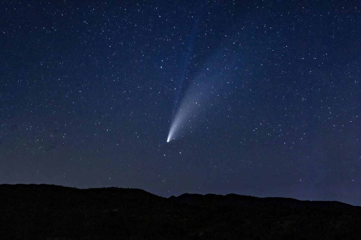 Какая комета приближается к земле. Комета NEOWISE. Земля с кометой. Летящая Комета. Комета в России.