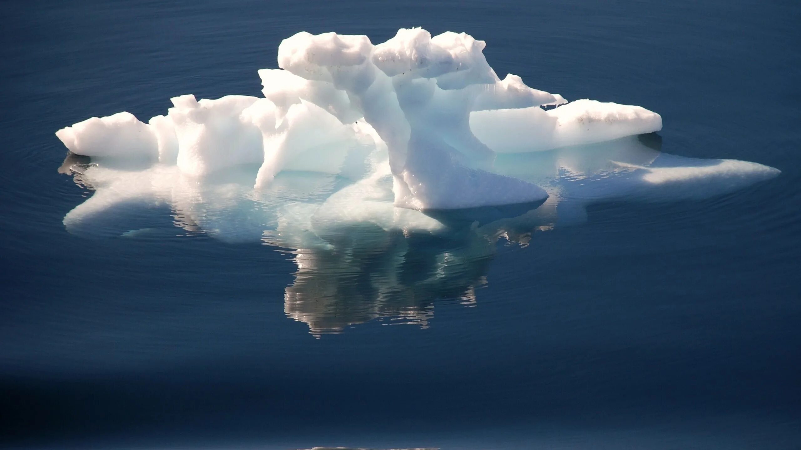 Снежные облака. Ледяное море. Природа льдины горы закат. Лед и небо. Антарктида гренландия арктика северный ледовитый океан.