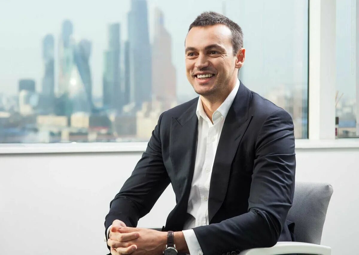 Бизнесмен улыбается. Мужчина бизнесмен. Джеффри престон безос. История успеха картинки. Медитация бизнесмен.