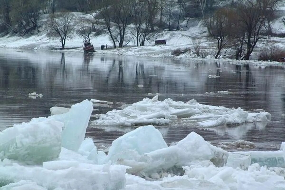 Таяние весенней воды. Яростно река ревет и разламывает лед. Половодье 2024 Алтайский край. Йо келян проводы льда.