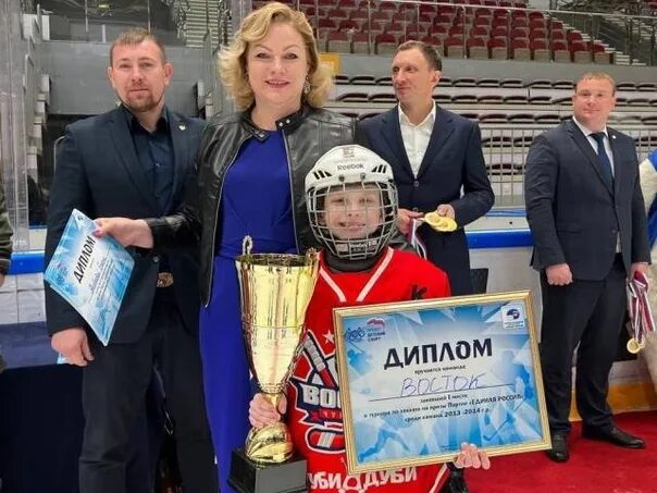 Турнир столица хоккей. Алиса беккер конькобежный спорт. хоккей.