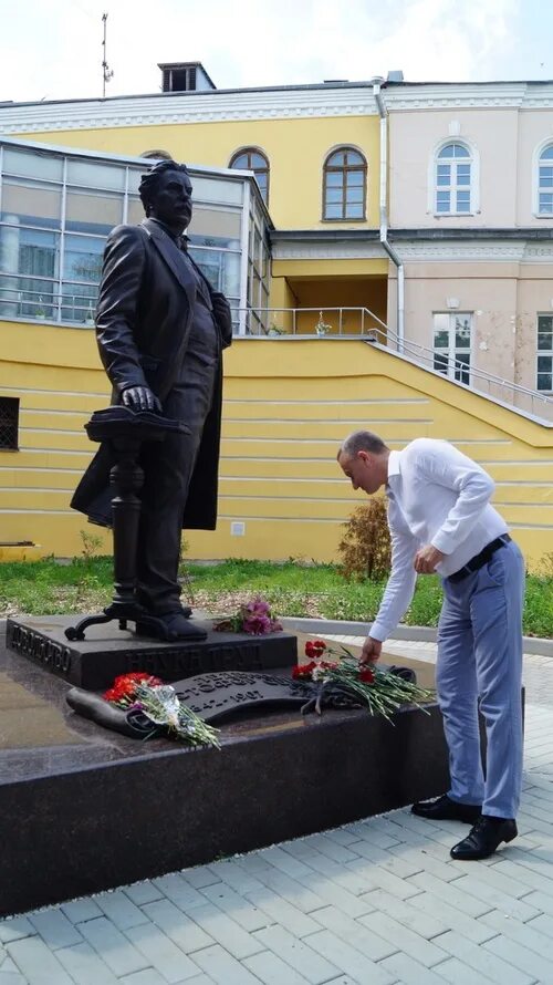 На какие средства установлен памятник христофору леденцову. Памятник Леденцова Вологда. Памятник Христофору Леденцову в Вологде. Памятник Христофора Леденцова.