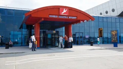 У входа в аэровокзал где поджидали приезжих