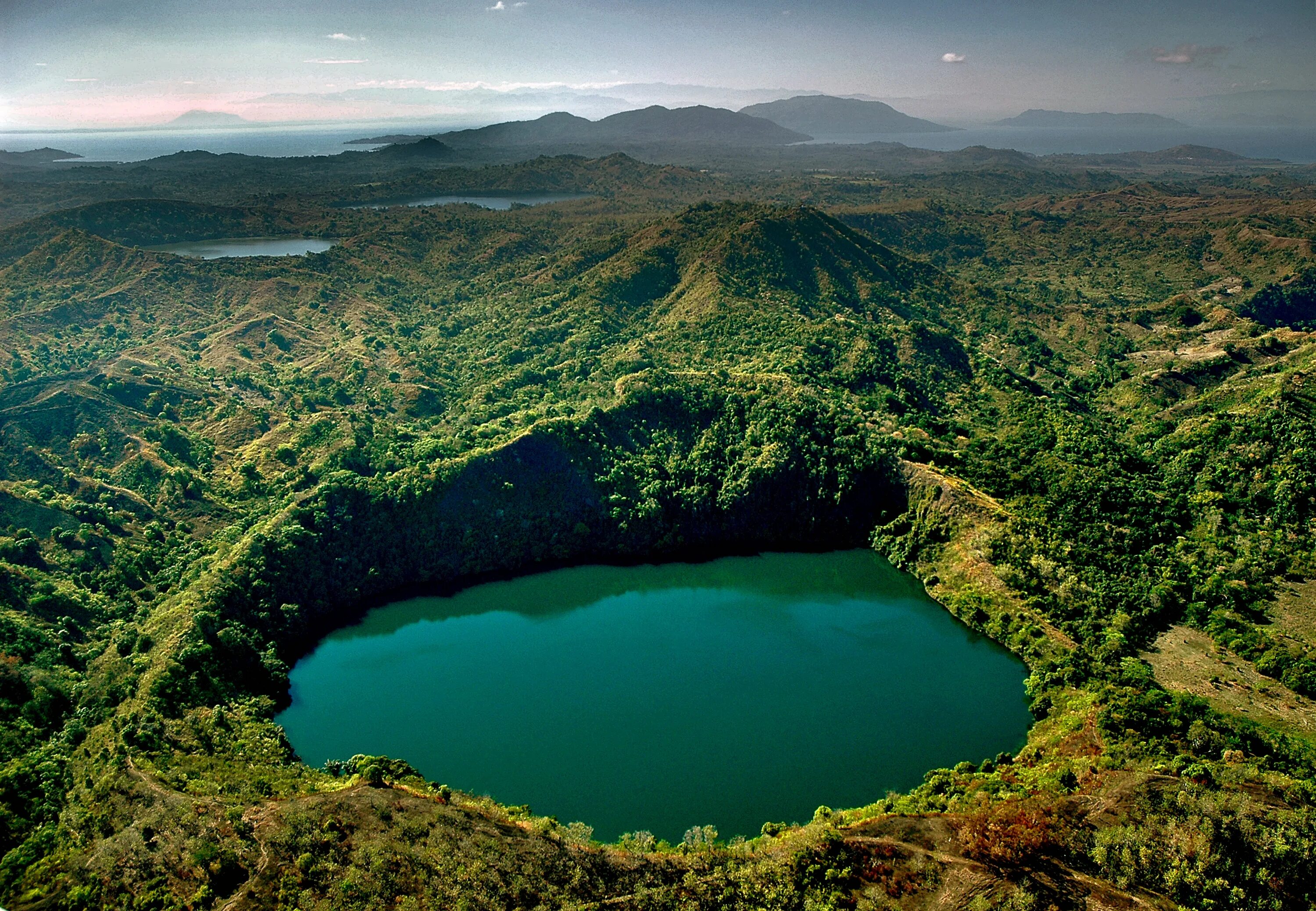 Острова юго восточной африки. Остров Нуси-бе Мадагаскар. Озеро Тритрива Мадагаскар. Нуси-бе (вулкан). Мертвое озеро Тритрива Мадагаскар.