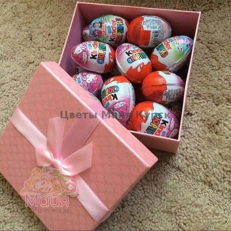 Сладости для девушки подарок. Коробка киндеров. Сладости в подарок. Букет из киндер шоколада. Коробка киндеров.