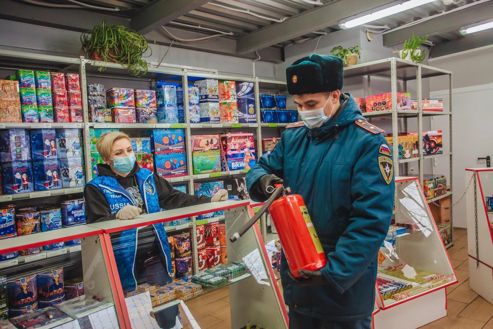 Продавец пиротехники. Продавец в магазине пиротехники. импорт пиротехники. санкт-петербург магазин петарды.