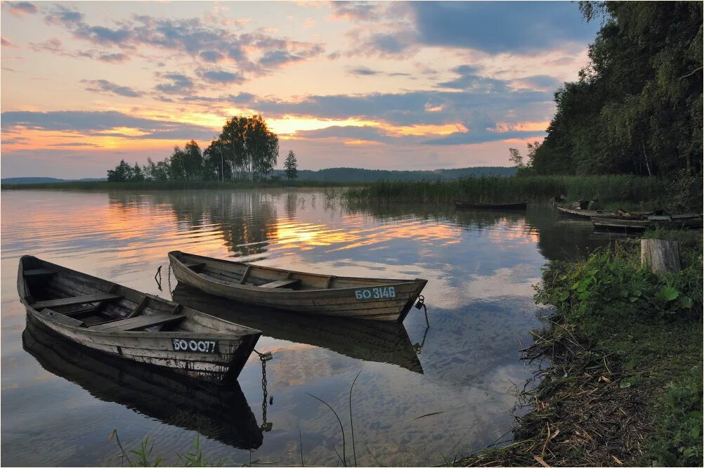 Браславские озёра лодка. Лодка на реке. Лодка на берегу озера. Старая деревянная лодка.