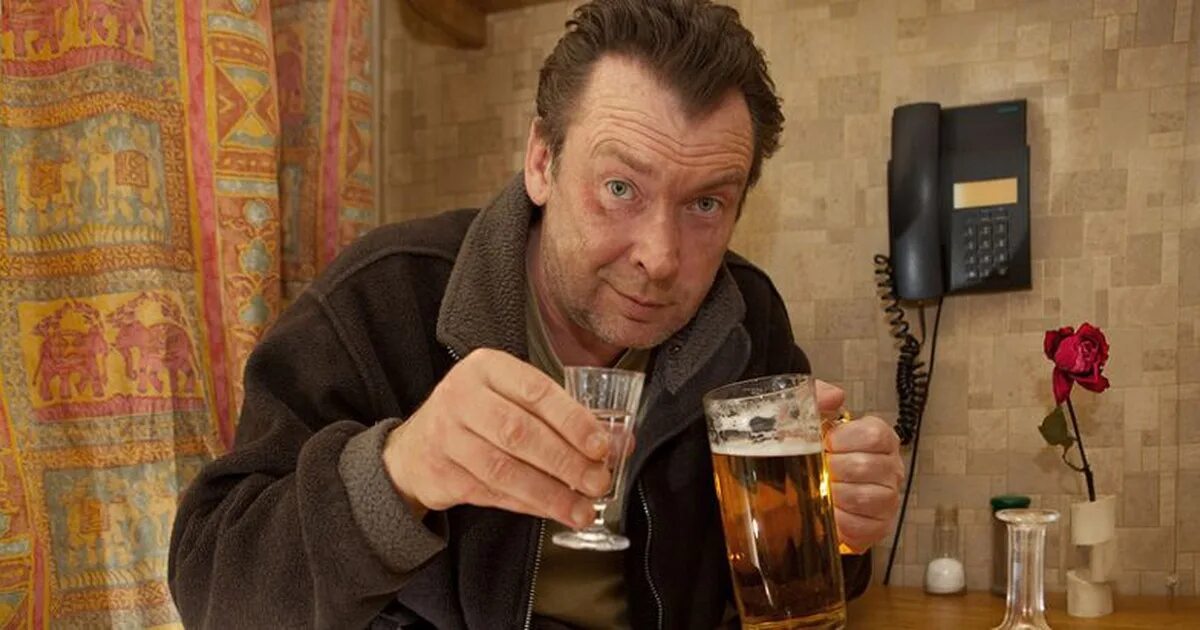 Русские мужики пьют. Алкоголик с рюмкой. Алкаш со стаканом.