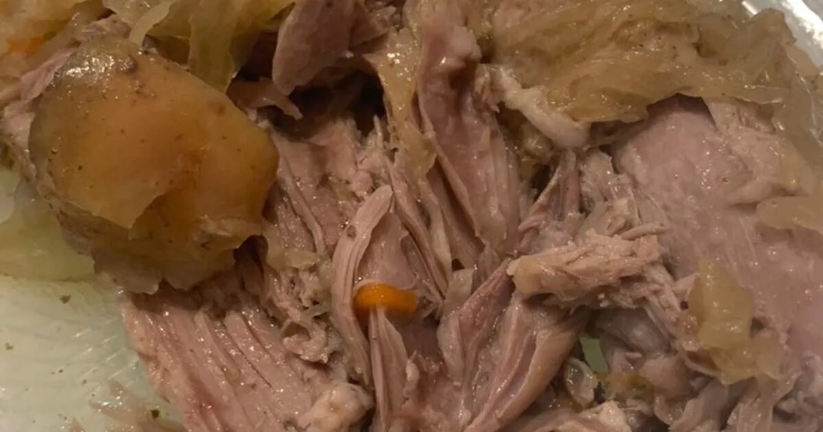 утка с капустой в духовке. утка тушеная с капустой. гусь тушеный с капустой. тушеная утка с капустой фото. утка с капустой тушеная в казане.