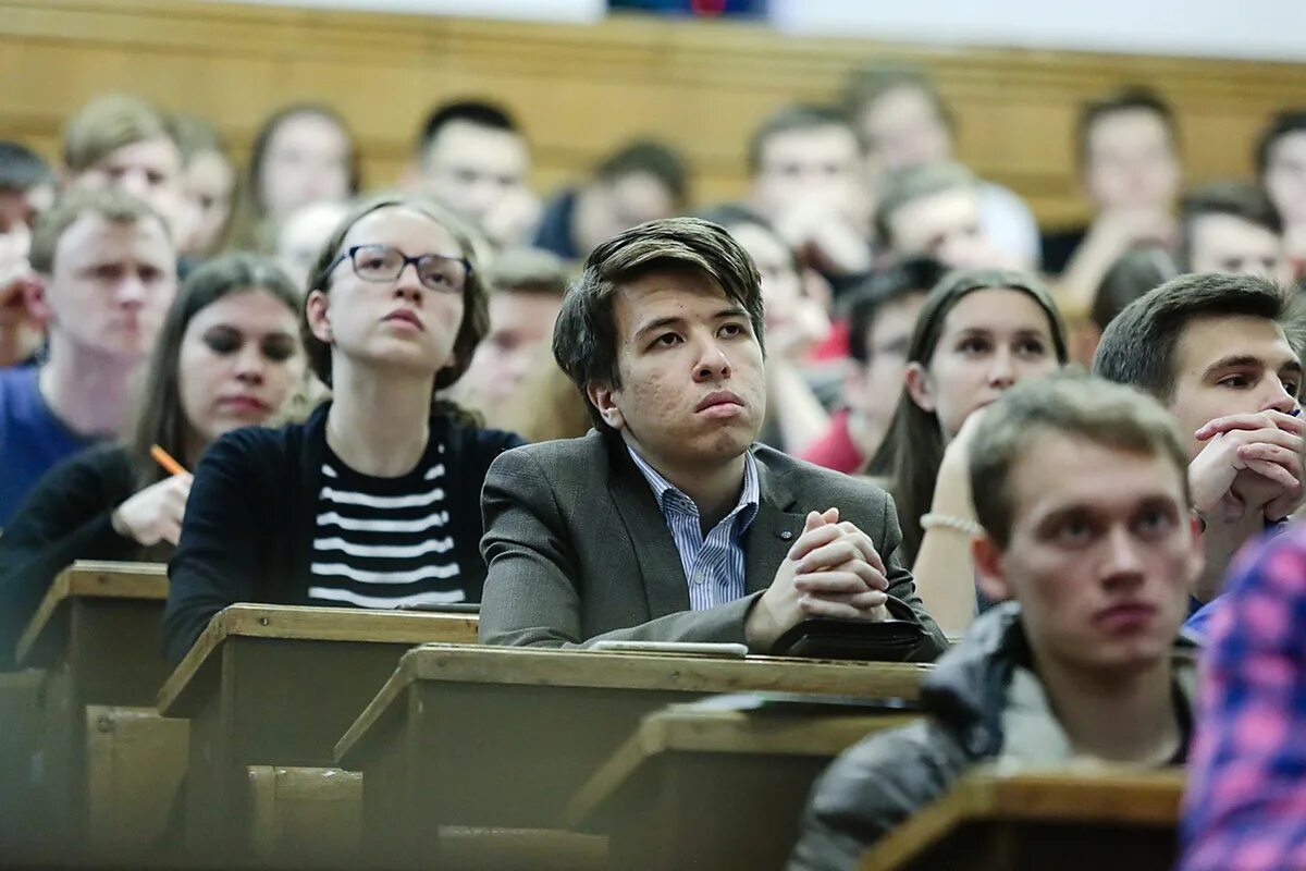 Учись в россии. Студенты на лекции. МГУ студенты. Москва вуз студенты. Студент экономического вуза.