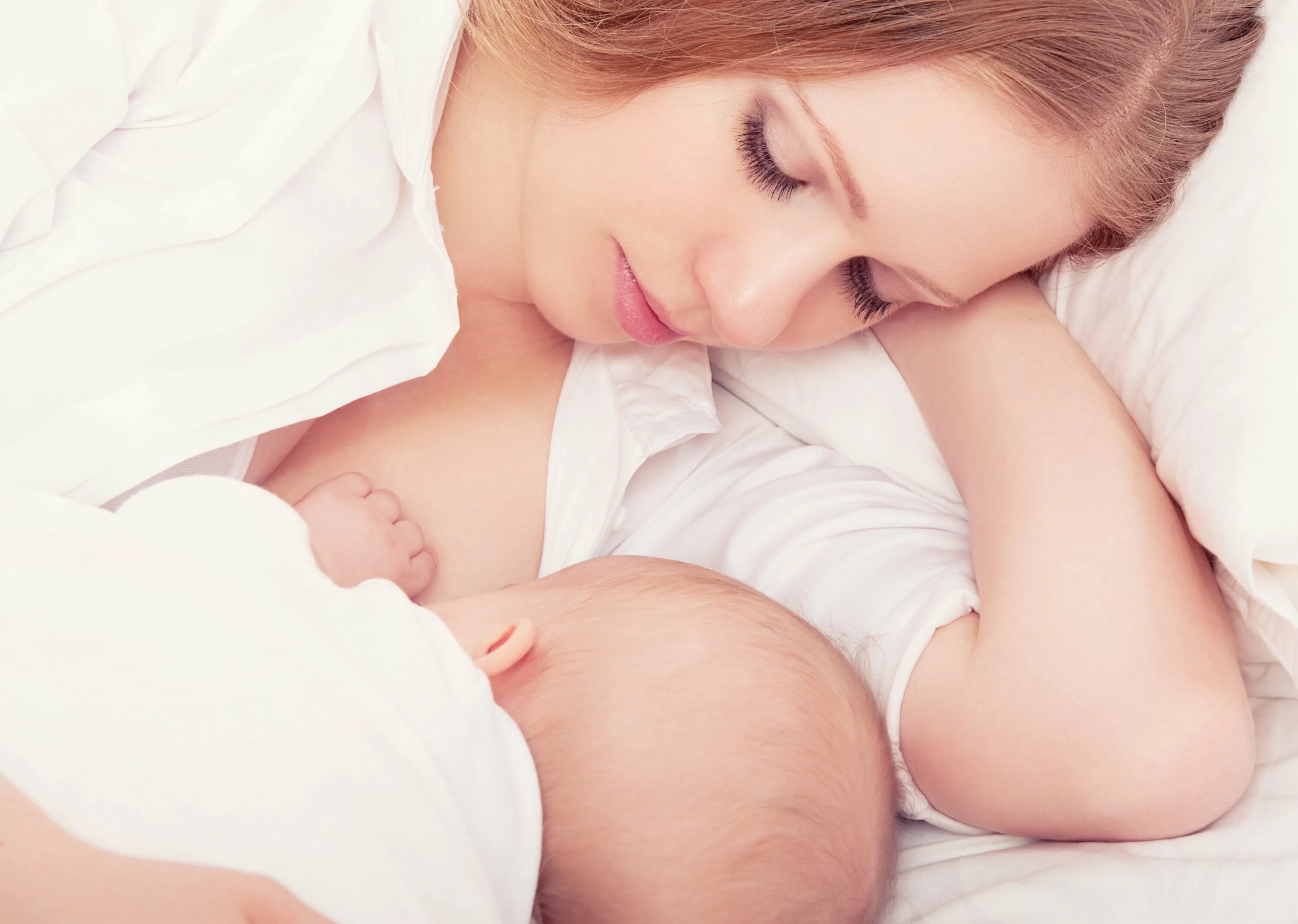 Мама кормит грудью взрослую. Саманта свитинг Breastfeeding. Грудное вскармливание. Кормящая мама. Кормление грудью.