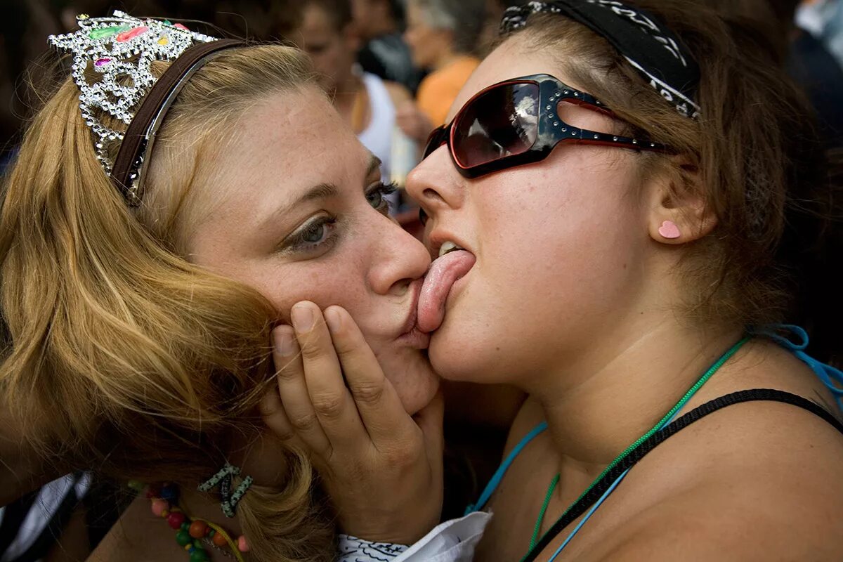 Девушка сосется с бомжами. Девушки целуются. Девушки целуются с языком. Тройной поцелуй девушек. Русские девушки поцелуй с языком.