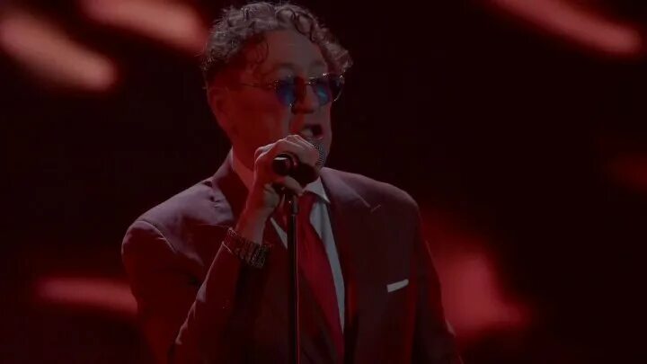 В какой микрофон поет лепс. Лепс господи спасибо. Лепс поет по ютубу. Песня лепса про спасибо господи. Лепс господи спасибо.