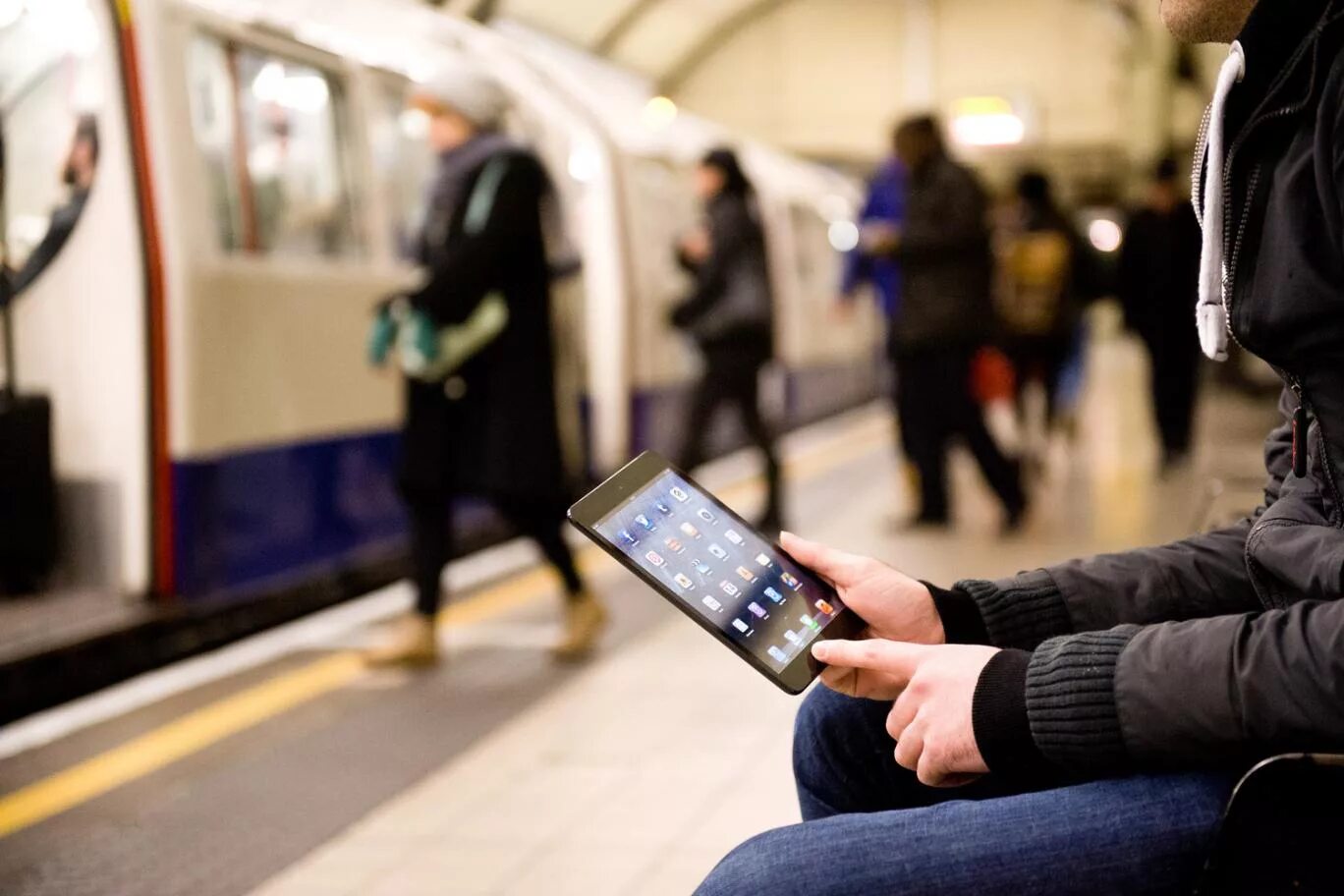 Проходить в метро по телефону. Люди в метро с телефонами. люди со смартфонами в метро. метро и гаджеты. люди с гаджетами в метро.