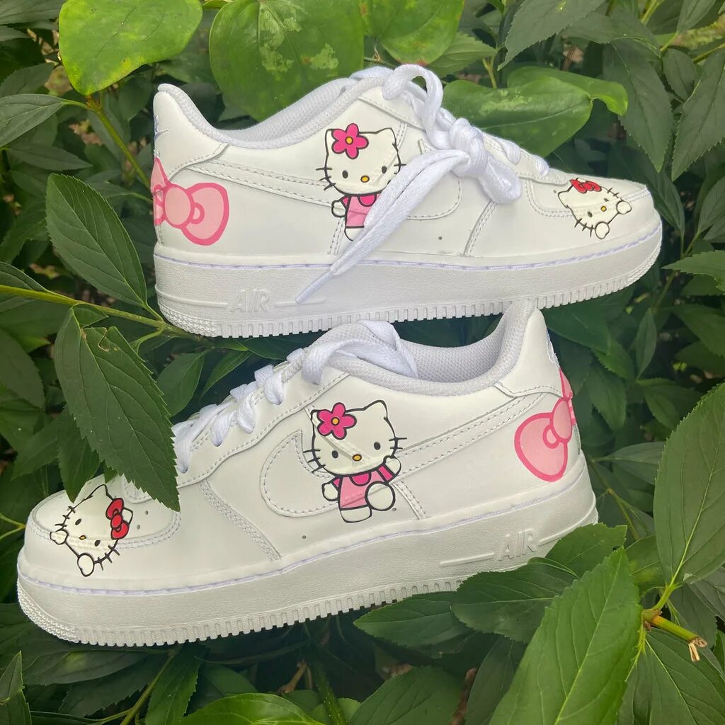 Кроссовки hello. Nike Air Force 1 с Хелло Китти. Nike Air Force Хелло Китти. Nike Air Force 1 hello Kitty. Найк АИР Форс с Хеллоу Китти.