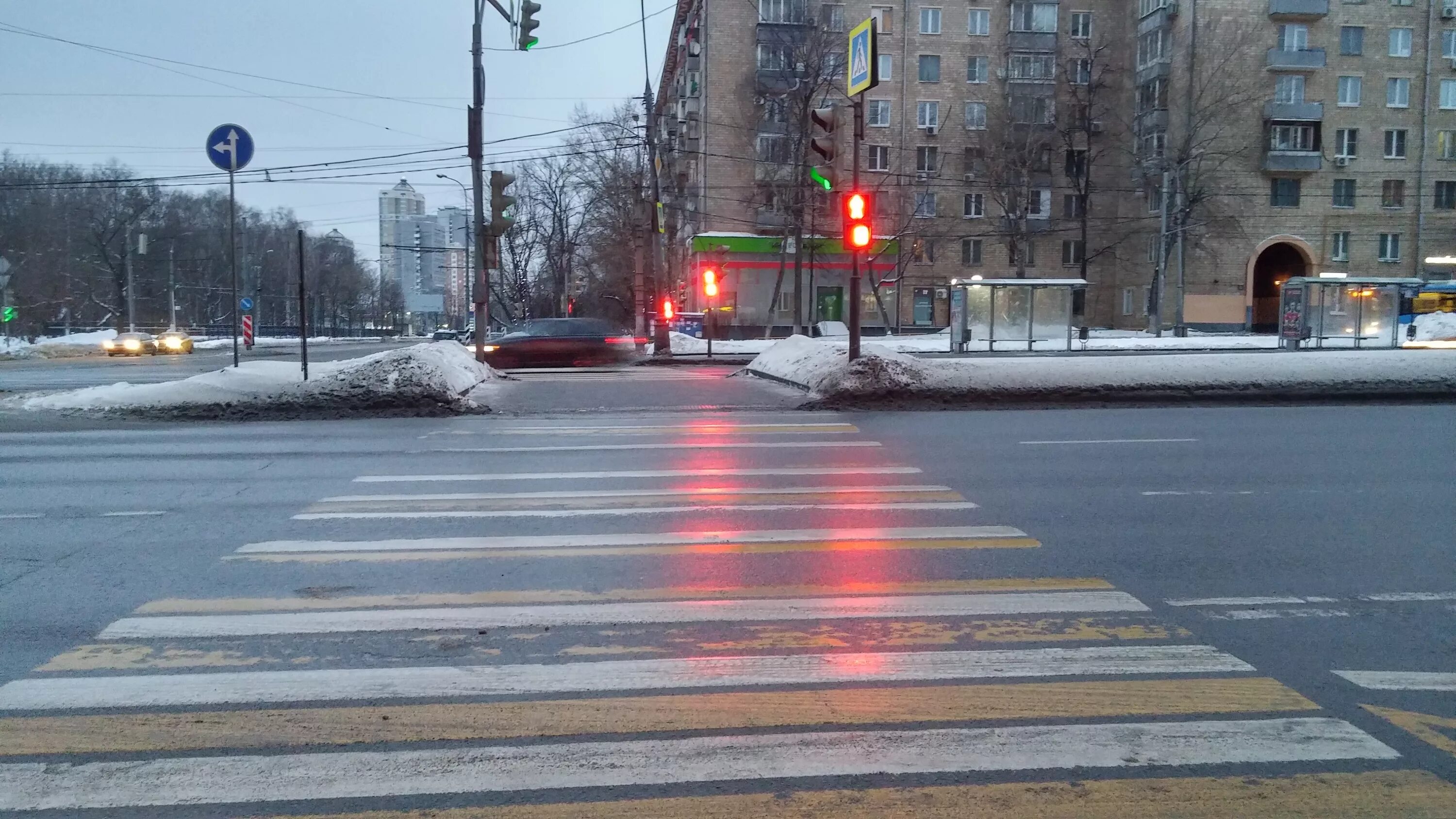 Перекресток регулируемый светофором. Светофор на нерегулируемом пешеходном переходе. Нерегулируемый пешеходный перекресток. Регулируемый пешеходный переход. Переход на красный пешеход