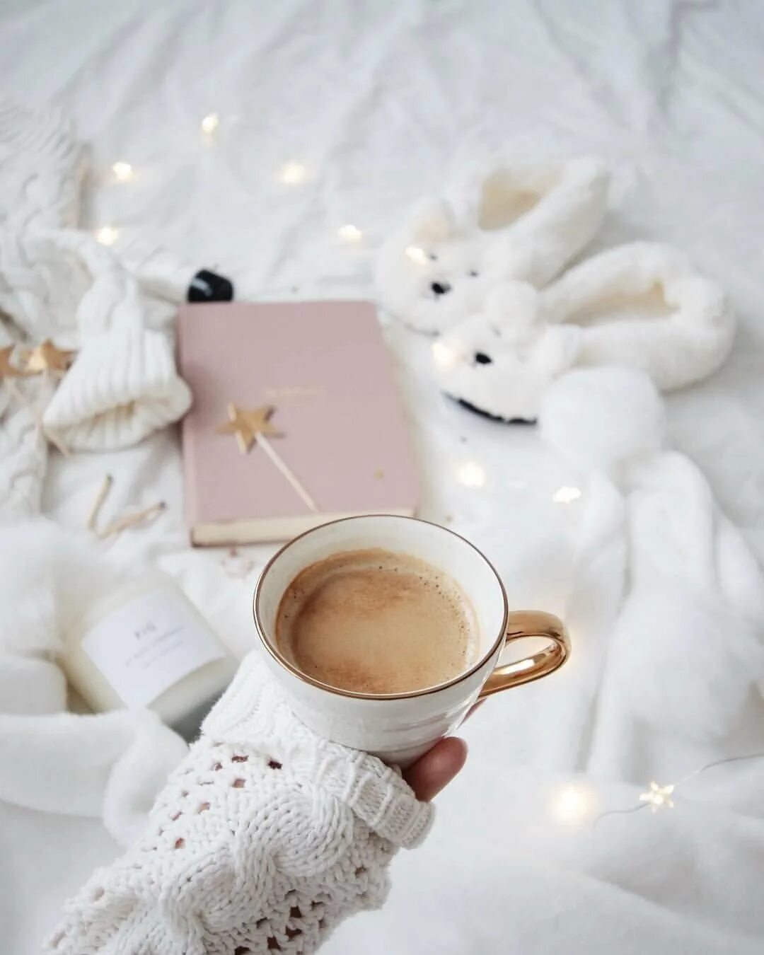 Доброе зимнее утро. Зимний кофе. Уютный натюрморт. Красивый букет на окне. Теплое солнце.