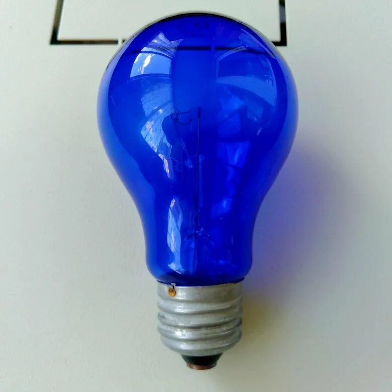Лампочка 75 ватт. Лампа накаливания синяя 60вт е27. Синяя лампа для рефлектора Минина, 60 Вт. Лампочка ультрафиолетовая е27 синяя. Синяя лампочка для прогревания.