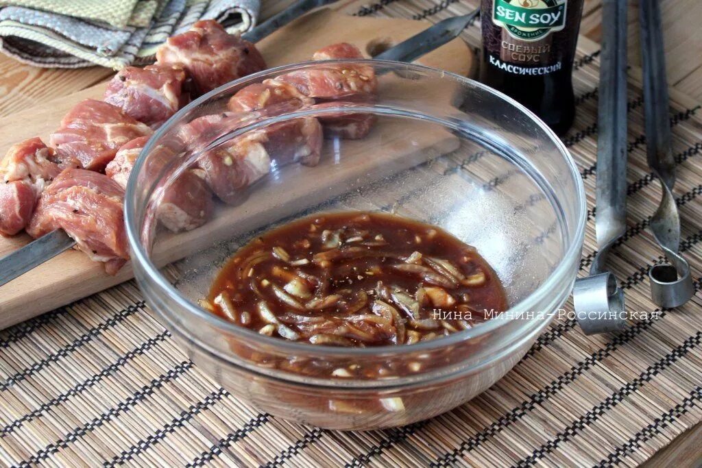 Рецепт соевого шашлыка. Маринад для шашлыка. маринад для мяса с соевым соусом. маринад для шашлыка с соевым соусом. маринад для свинины шашлык с соевым соусом.