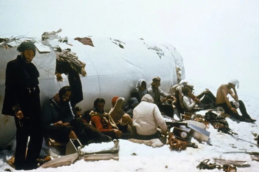 50 72 дня. Нандо Паррадо авиакатастрофа. Крушение самолета в Андах в 1972. Крушение Уругвай 1972 Анды.