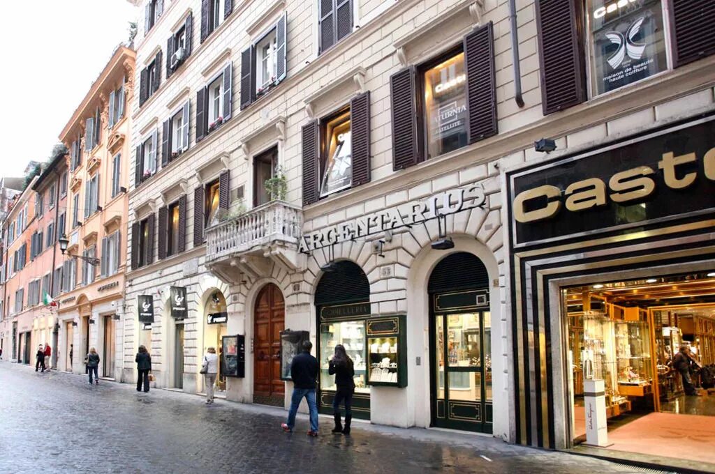 Street shop store. Магазины ВИА дель Корсо Рим. Улица Корсо в Риме. Италия Рим торговые центры.