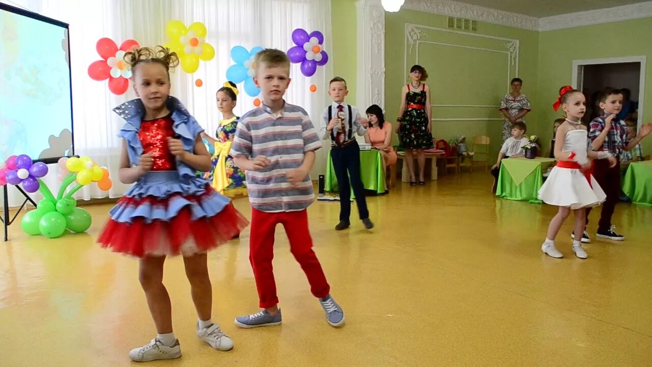 Танец детство на выпускной в детском саду. Танец с папами на выпускной в детском саду. Зажигательный танец в саду. Зажигательный танец в саду. Выпускной в детском саду в стиле рок.