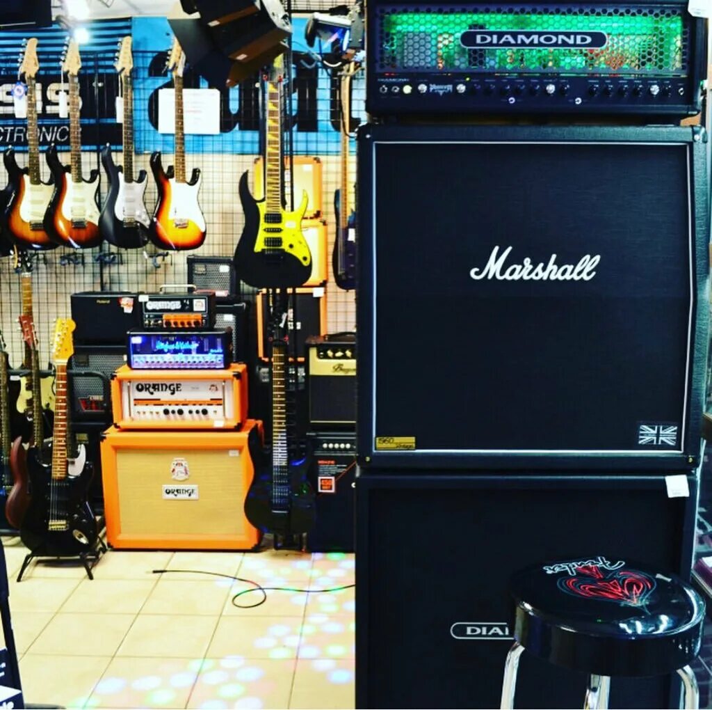 Склад музыкальных инструментов. Магазин музыкальных инструментов казань. Музыкальный магазин питер. Магазин музыкальных инструментов. Салон музыкальных инструментов.